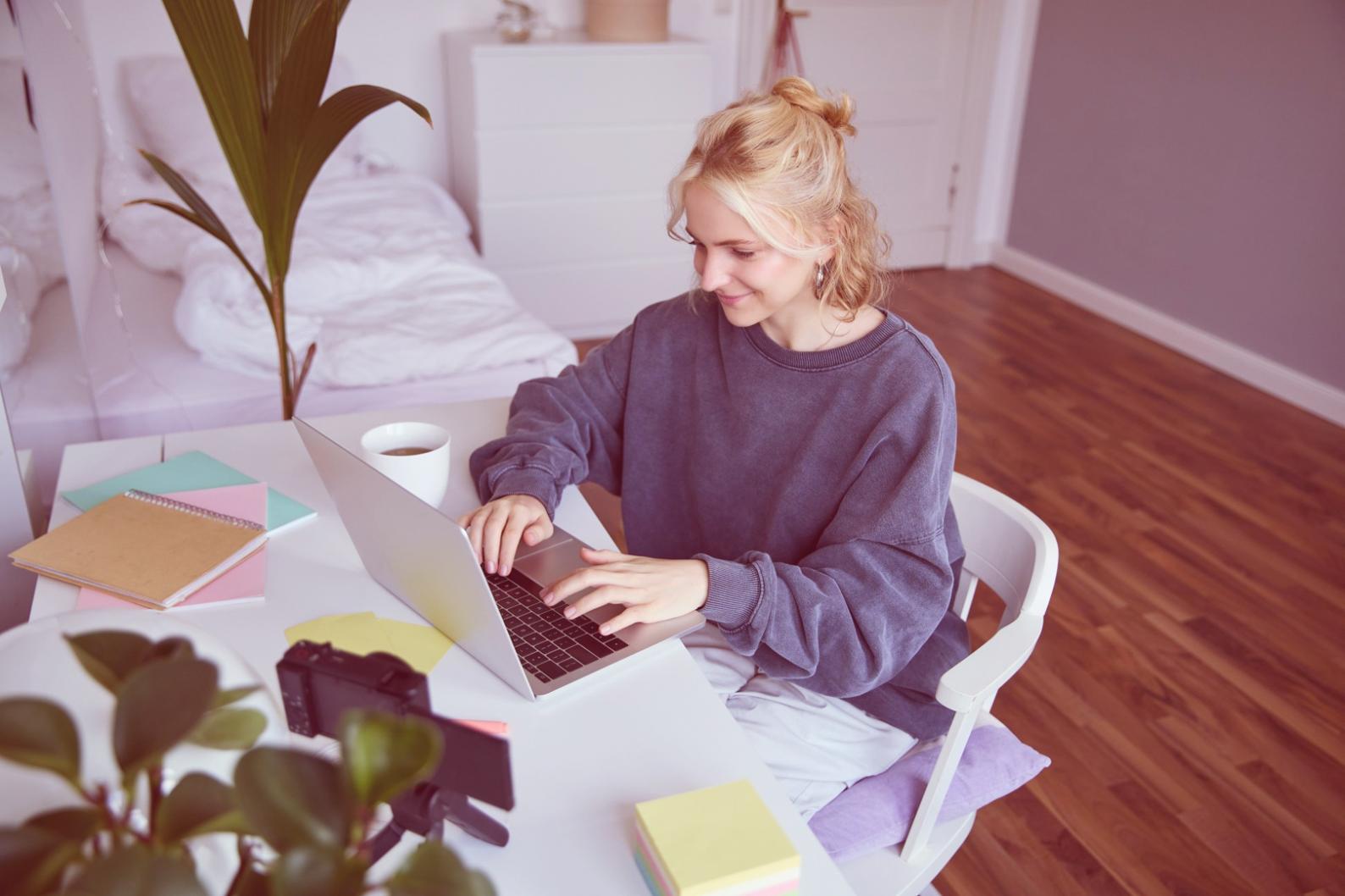 Faaliyete dayalı bütçeleme eğitimi sırasında analiz yapan katılımcılar